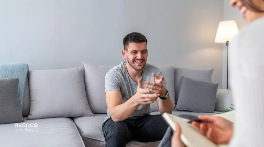 Hombre en proceso terapéutico hablando en consulta de terapia sexológica