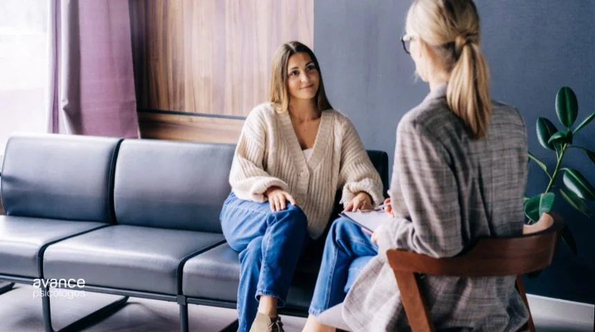 Mujer en sesión individual de terapia sexológica en consulta psicológica