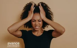 Mujer con dificultad para controlar sus impulsos y sus emociones