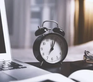 Persona trabajando en casa con estrés, representando el blurring en el trabajo