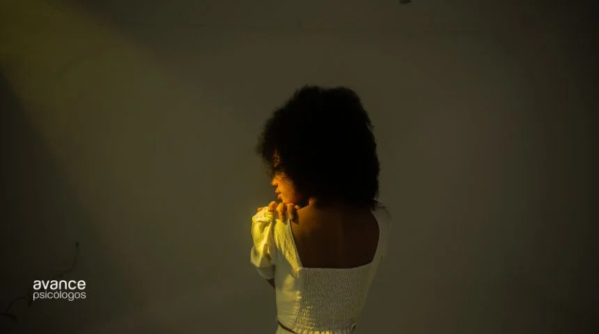 Representación simbólica de aislamiento emocional en la infancia