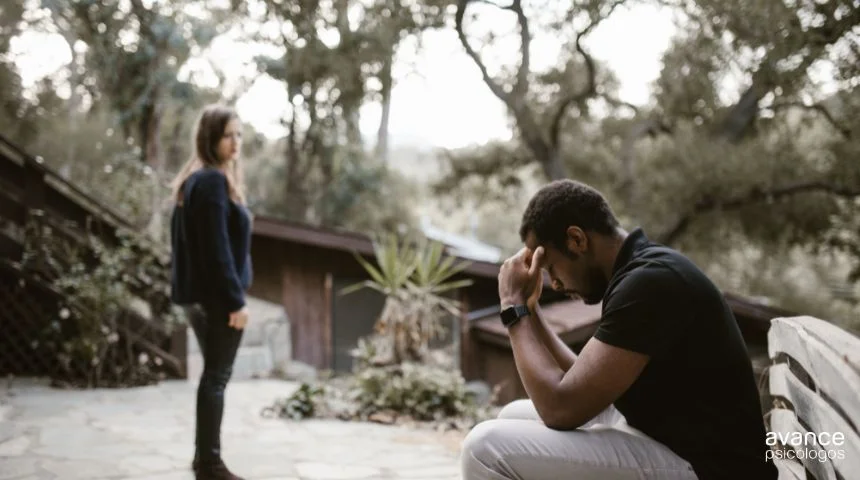 Pareja distanciada en un entorno natural tras una discusión o ruptura emocional