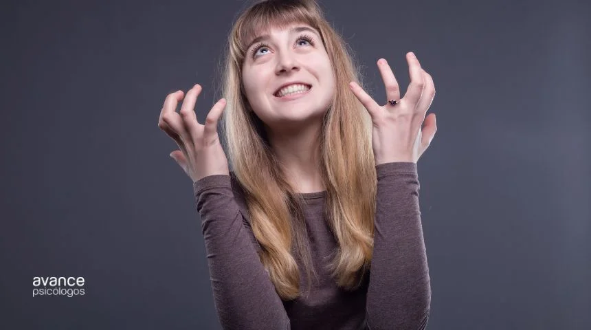 Chica expresando irritabilidad contenida con gesto frustrado