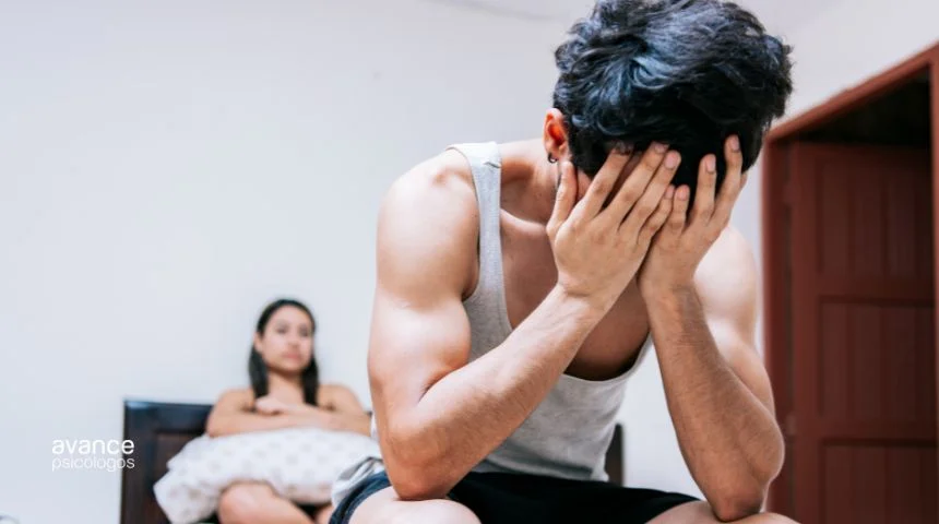 Hombre con las manos en la cara por malestar emocional debido a eyaculación precoz