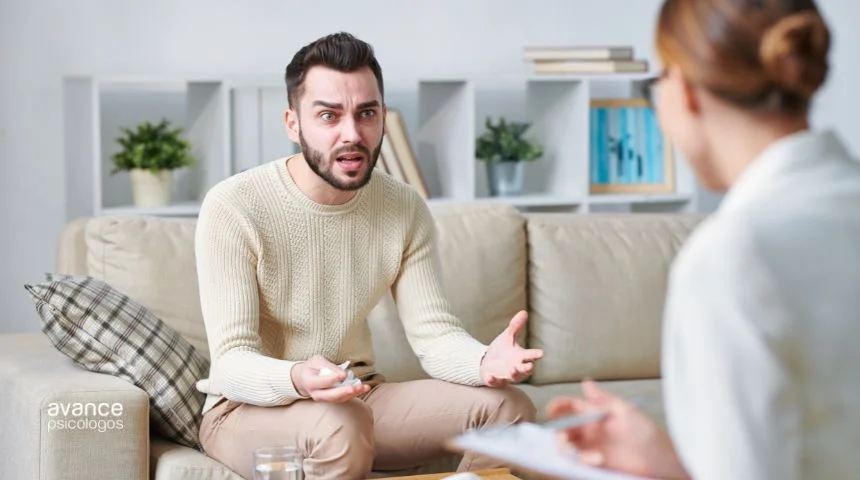 Hombre con irritabilidad hablando en sesión de terapia psicológica