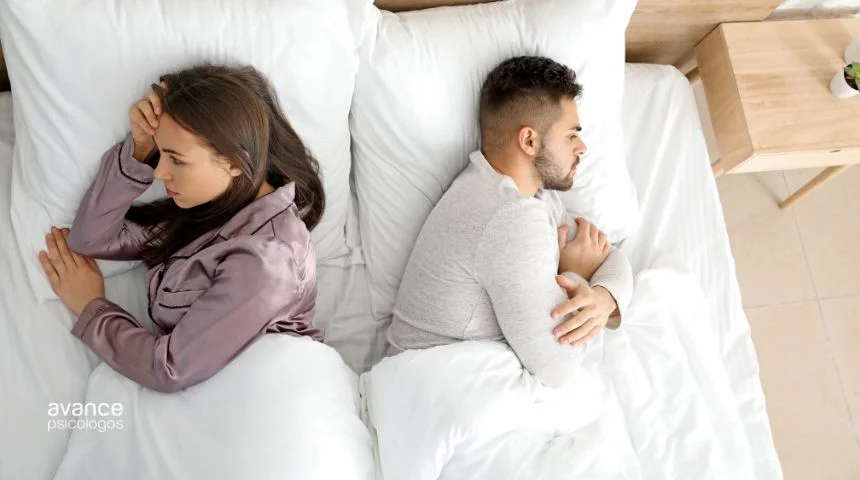 Pareja en la cama y de espaldas sin hablarse