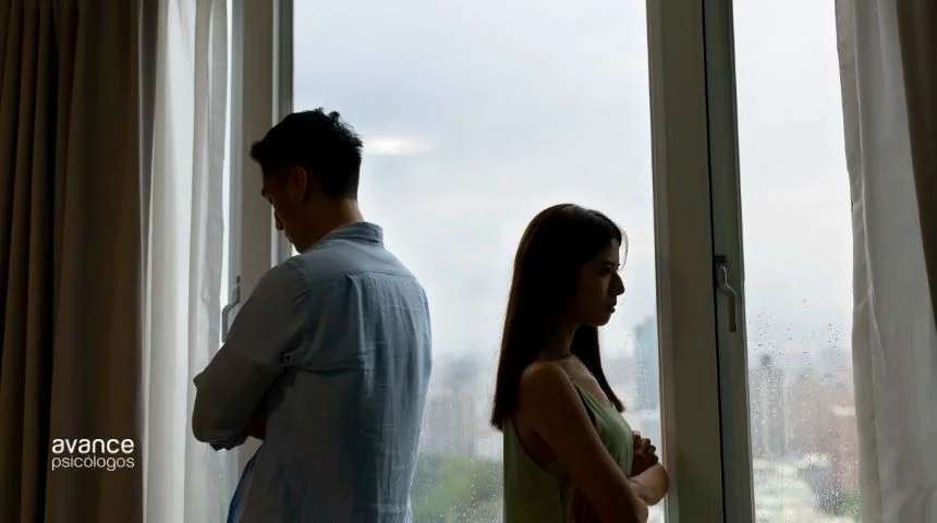 Pareja enfadada en la que se ve que no se hablan