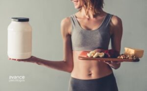 Mujer eligiendo entre comida saludable y suplemento, símbolo de la relación emocional con la alimentación
