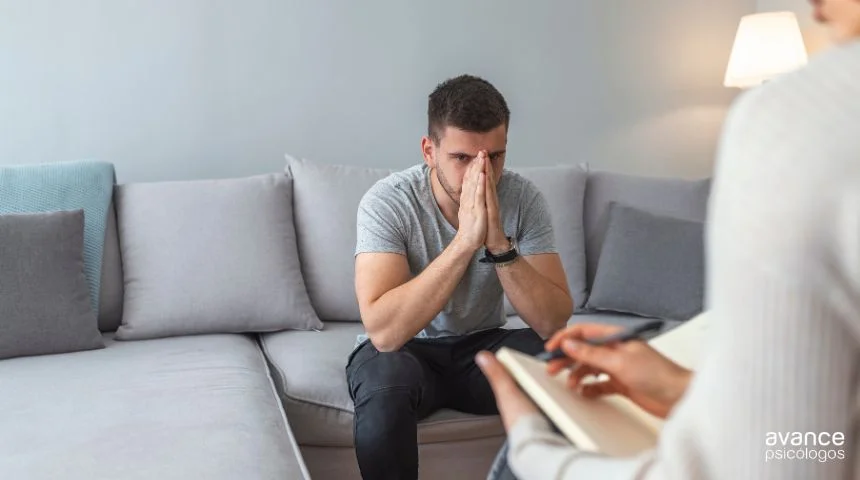 Hombre en sesión de terapia psicológica trabajando con focusing sus emociones con apoyo profesional