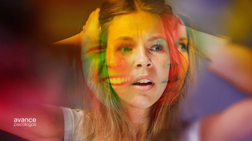 Mujer con expresiones superpuestas de angustia y euforia, representando los cambios emocionales del trastorno bipolar