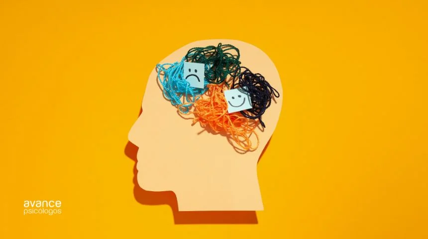 Ilustración de una cabeza con hilos enredados y caras emocionales simbolizando el trastorno límite de la personalidad