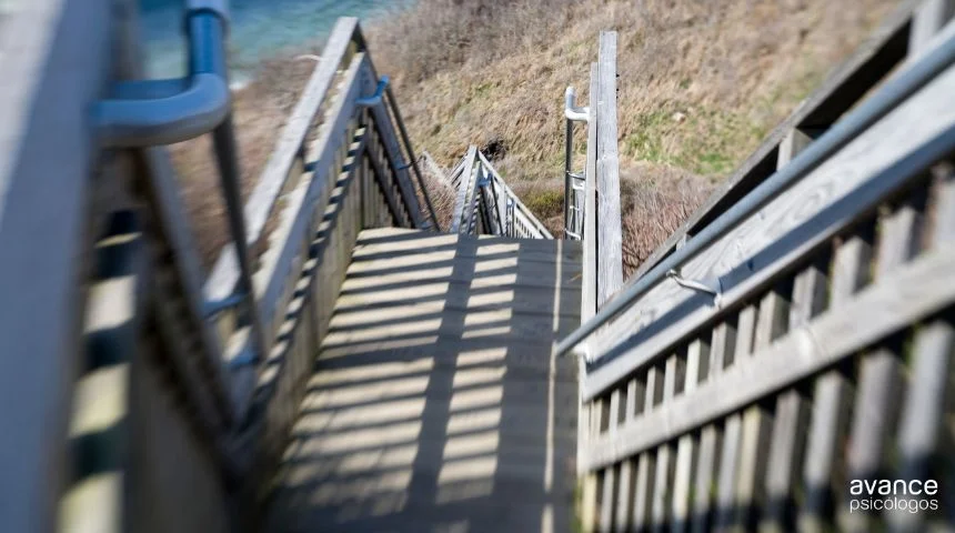 Imagen de una escalera descendente con efecto de vértigo, evocando el miedo a las alturas