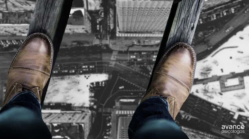 Vista desde lo alto con sensación de vértigo, mostrando unos pies sobre una estructura elevada frente a una ciudad
