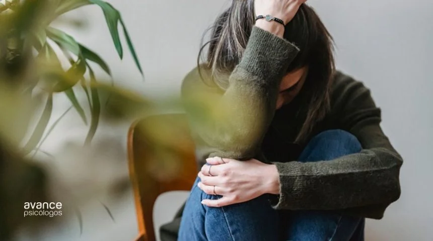 Síntomas emocionales del estrés postraumático en una mujer joven