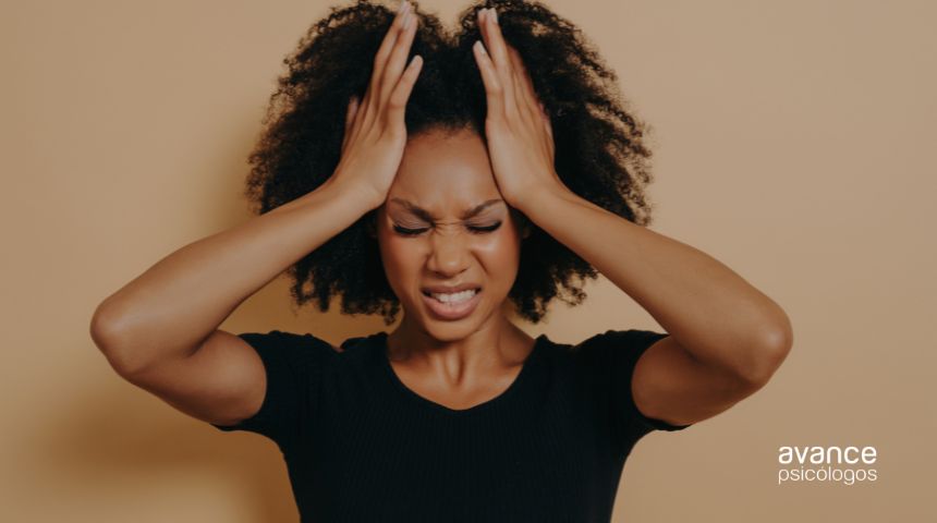 Mujer con dolor de cabeza y signos de estrés emocional