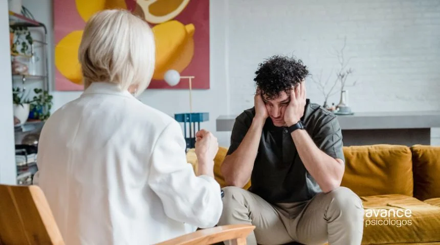 Hombre en sesión de terapia para el estrés con una psicóloga