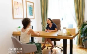 Diferencia entre psicólogo y psicoterapeuta: qué hace cada profesional