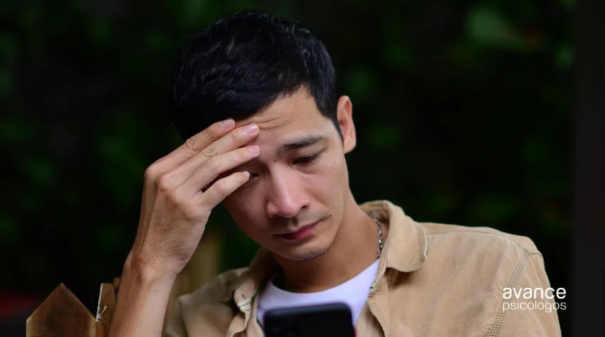 Estrés agudo en hombre mirando el móvil, preocupación y tensión