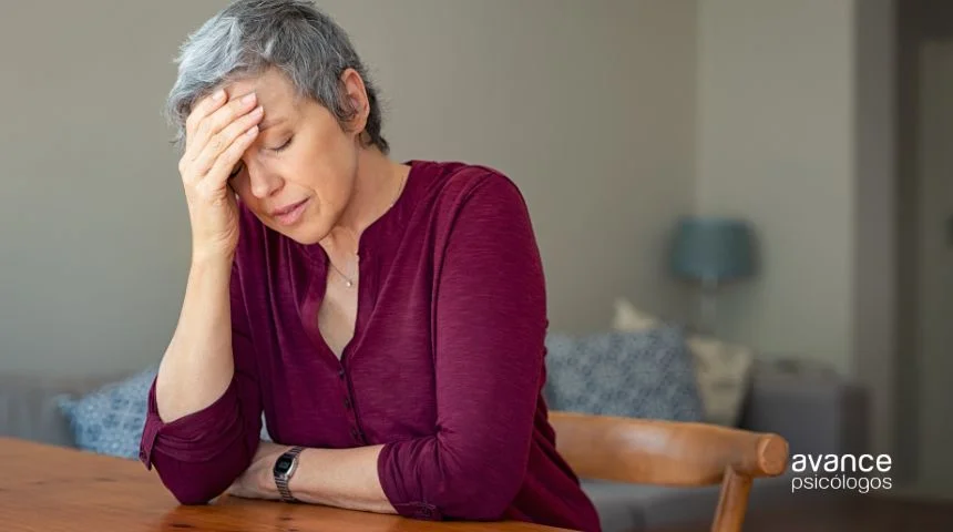 Estrés agudo en mujer adulta con mano en la frente, fatiga y tensión