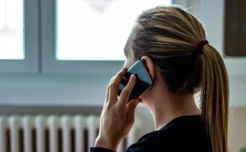 paciente contactando con avance psicólogos para iniciar terapia con su psicólogo online