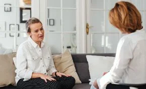 Paciente con su psiquitra en consulta