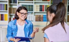 Adolescente conversando con terapeuta en consulta.