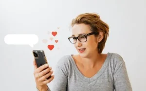 Mujer consultando ChatGPT en el móvil como apoyo emocional