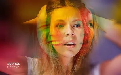 Mujer joven con expresiones cambiantes, reflejo de trastornos de la personalidad